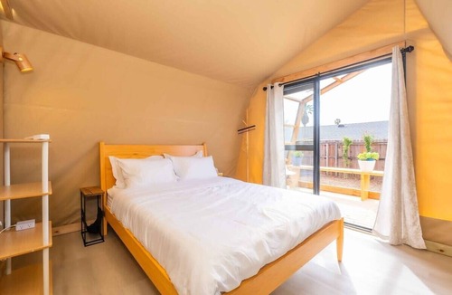 Bonita Cabin | Urban Glamping Oasis: Comfort & Adventure Combined