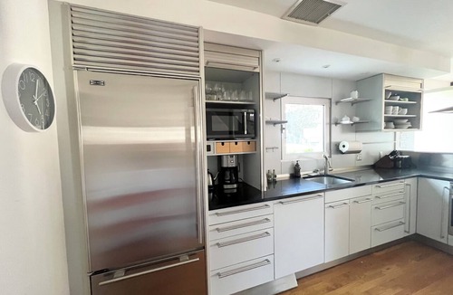 Sawtelle House | Urban Luxury Charm. 2-bedroom house in beautiful Brentwood with AC.