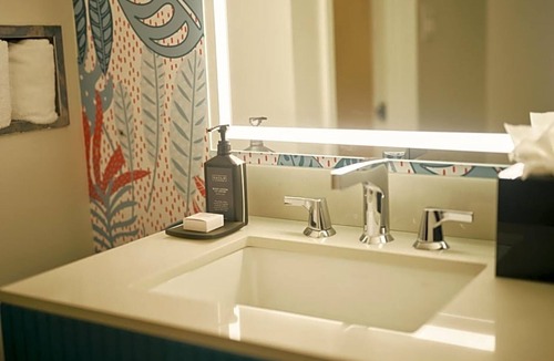 Downtown San Francisco Hotel | Urban Retreat with Heated Rooftop Pool, Steps from SF's Best Attractions