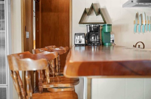 Big Bear Lake House | Ursa Minor Cabin | BBQ | Fire Pit on Deck | Max 4