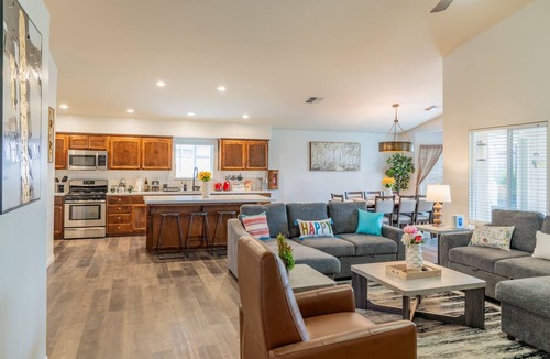 Pumpkin Center House | Valverde Oasis - 4BD Getaway near town center