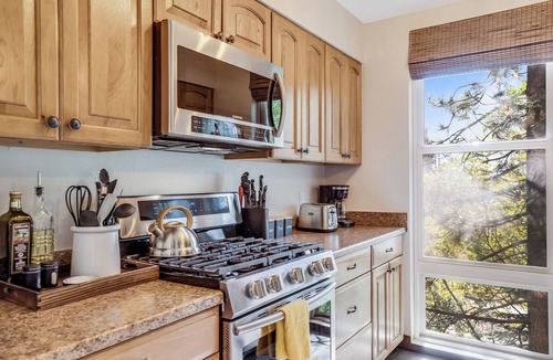 Lake Forest Cabin | Vaulted Ceilings + Cozy Layout | Walk to Beach + Downtown Close | Pinegrove