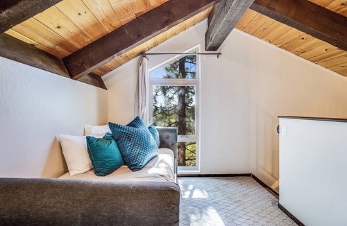 Lake Forest Cabin | Vaulted Ceilings + Cozy Layout | Walk to Beach + Downtown Close | Pinegrove