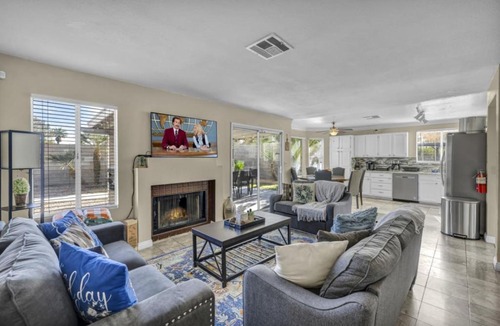 Las Vegas House | Vegas Pool Villa with Basketball & Games, Near Strip