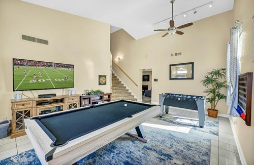 Las Vegas House | Vegas Pool Villa with Basketball & Games, Near Strip