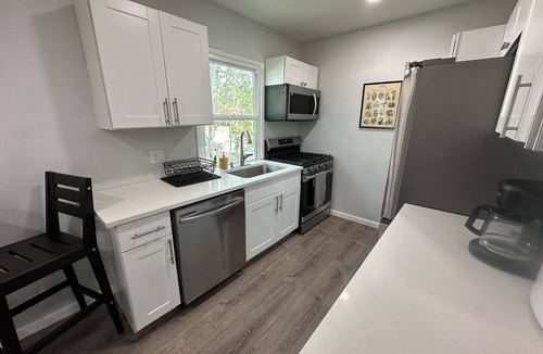 Venice Apartment | Venice Rose Renovated 2BR Close to beach, shops, Whole Foods, Cafes