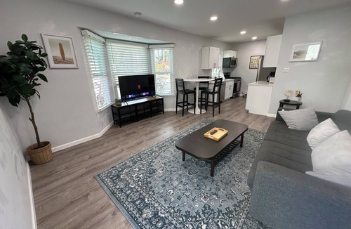 Venice Apartment | Venice Rose Renovated 2BR Close to beach, shops, Whole Foods, Cafes