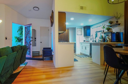Las Vegas House | Vibrant Vegas Retreat~Quiet~Cozy~18 min to Strip