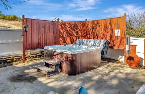 Paso Robles House | ViCTORIAN ViLLA-Hot Tub Pool Table Fabulous Yard