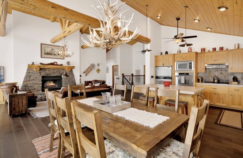 Castle Glen Estates Cabin | View On the Rocks | Scenic Mountain Oasis with Hot Tub, Fire Pit and Game Room