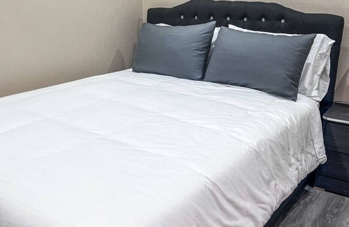 Park Mesa Heights Bed & Breakfast | @ View - Queen Bed & Bathroom