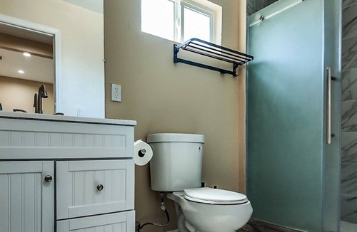 Park Mesa Heights Bed & Breakfast | @ View - Queen Bed & Bathroom