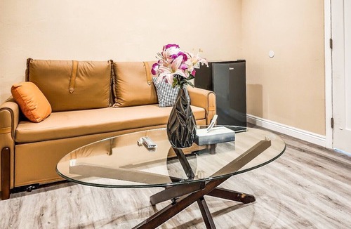 Park Mesa Heights Apartment | @ View Suite with private entrance, Lounge and sofa bed and bar.