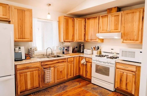 Oakhurst House | Views of Bass Lake, whole house generator, BBQ, Outdoor dining, Mountain Views