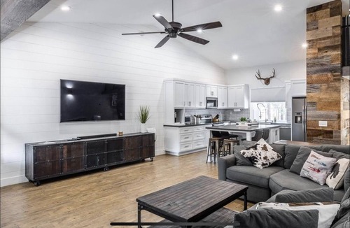 Mammoth Lakes House | Views of Mammoth Mt. and a quick walk to the Village