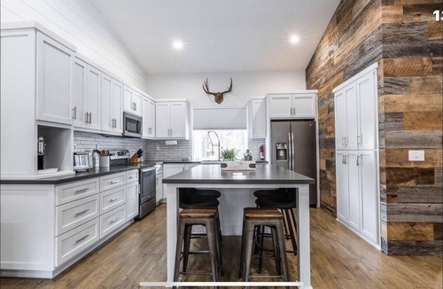 Mammoth Lakes House | Views of Mammoth Mt. and a quick walk to the Village
