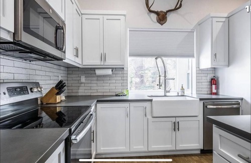 Mammoth Lakes House | Views of Mammoth Mt. and a quick walk to the Village