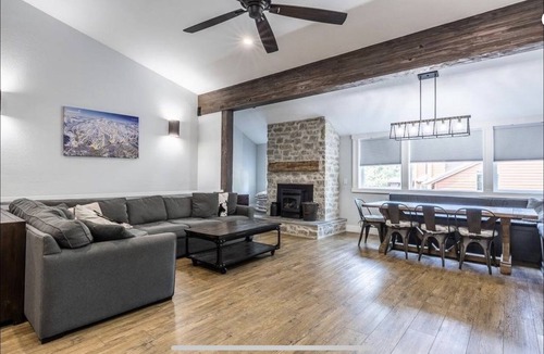 Mammoth Lakes House | Views of Mammoth Mt. and a quick walk to the Village