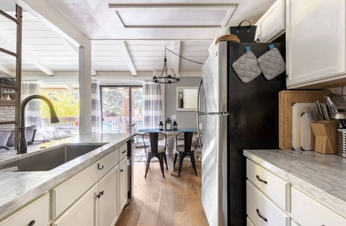 Mammoth Lakes House | Villa De Los Pinos 15-Updated retreat close to town, shops, shuttle and more!