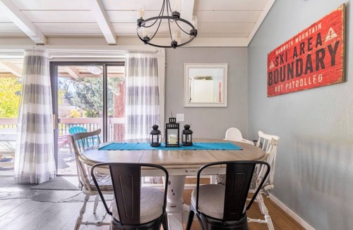 Mammoth Lakes House | Villa De Los Pinos 15-Updated retreat close to town, shops, shuttle and more!