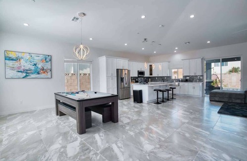 Paradise House | Villa Oasis CLOSE 2 STRIP! Private Hot tub & Heated Pool
