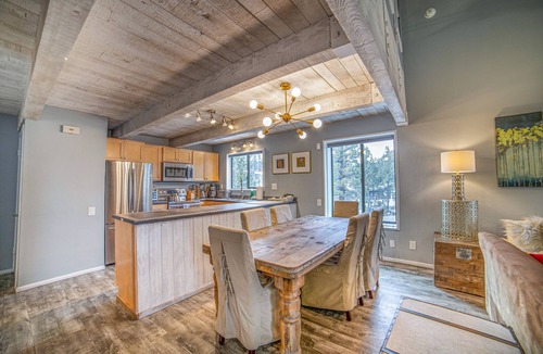 Mammoth Lakes Condo | Village Adjacent - Steps to Gondola /Sleeps 12