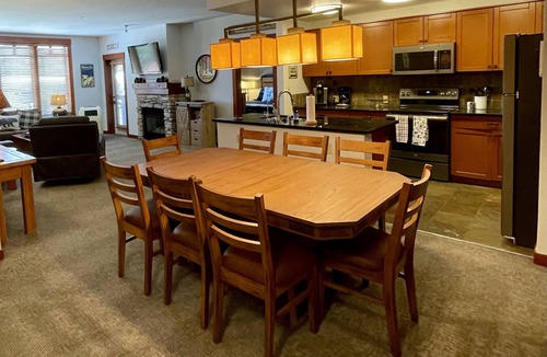 Mammoth Lakes Resort | Village Center Stage Premium 3Bedroom - 3Bath Suite - Overlooking Gondola Square