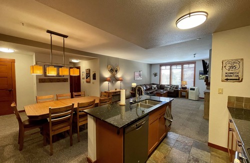 Mammoth Lakes Resort | Village Center Stage Premium 3Bedroom - 3Bath Suite - Overlooking Gondola Square