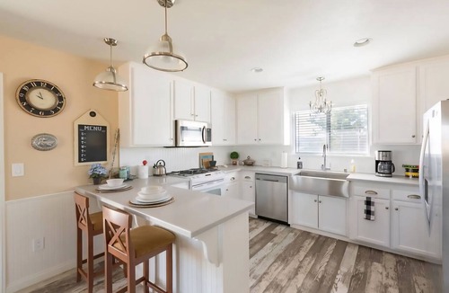 Templeton House | Vineyard & Valley View Cottage w/hot tub Tranquil Farmhouse w/stunning sunsets.