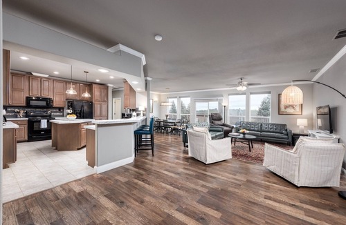 Acampo House | Vineyard Vista | Close to Wineries, Lakes, & More! Sleeps 10 w/Hot Tub