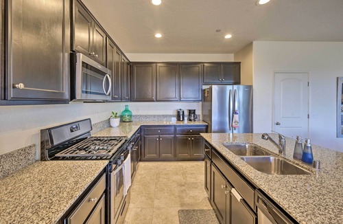 Visalia Cottage | Visalia Home w/Yard: 4 Mi to Downtown!