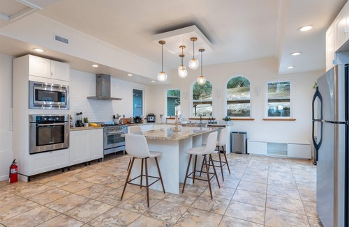 Oakhurst House | Vista Haven with stunning views/hot tub/mini golf!