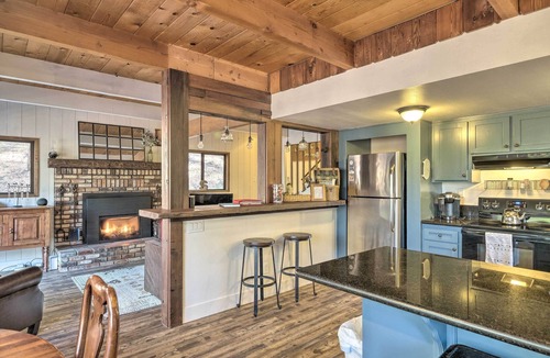Arnold Cottage | Walk Downtown: Arnold Cabin w/Large Deck!