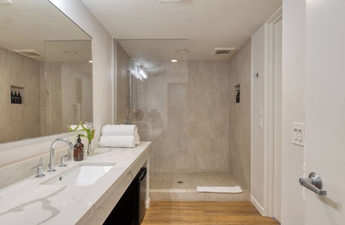 Laguna Beach Hotel | Walk to Beach + Coast Hwy | Pool + Hot Tub + Rooftop Ocean Views
