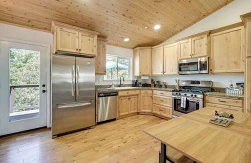 Twain Harte Cabin | Walk to Downtown, 2 King Beds w/AC, Dogs