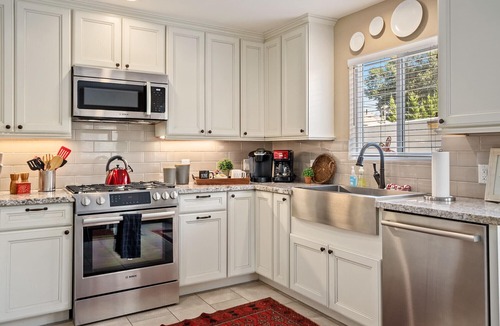 Paso Robles House | Walk to Fairgrounds! Discover the Perfect Wine Country Getaway on Vine Street.