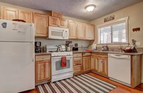Al Tahoe House | Walk to Lake Tahoe & shopping/Dining Chic Basecamp