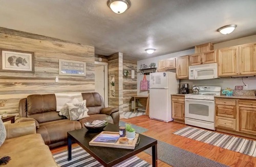 Al Tahoe House | Walk to Lake Tahoe & shopping/Dining Chic Basecamp