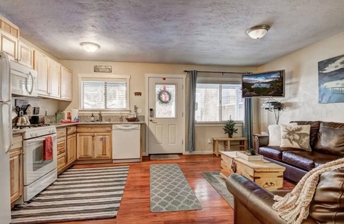 Al Tahoe House | Walk to Lake Tahoe & shopping/Dining Chic Basecamp