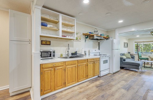 Bass Lake Apartment | Walk to Marina: Central Bass Lake Studio w/Deck!