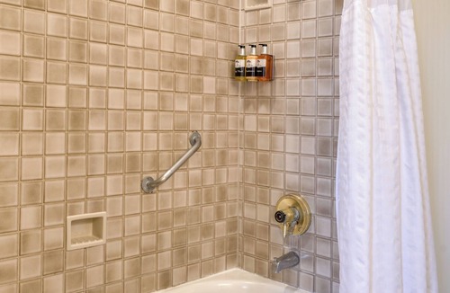 Pacific Grove Hotel | WALK TO OCEAN FROM OUR PREMIUM KING BED ROOMS