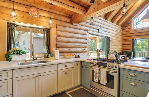 Groveland Cabin | Walk to Pine Mountain Lake: Spacious Family Cabin