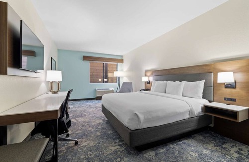 Beach Hill - Beach Flats Hotel | Walk to Santa Cruz Beach | Free Breakfast + Pool