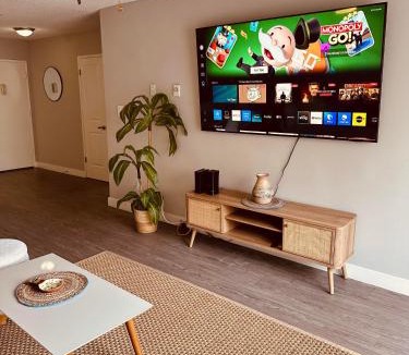Ocean Park Apartment | Walk to Santa Monica Beach & Pier I Free Parking!