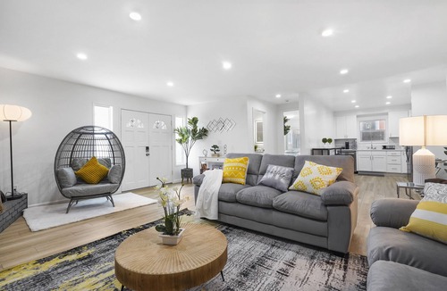 Alamitos Beach Apartment | Walk to Shoreline Village BBQ Prime Location!