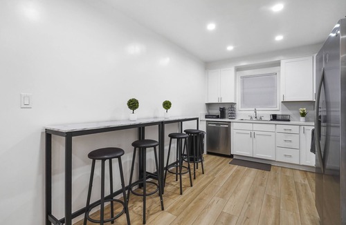 Alamitos Beach Apartment | Walk to Shoreline Village BBQ Prime Location!