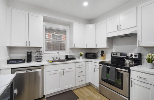 Alamitos Beach Apartment | Walk to Shoreline Village BBQ Prime Location!