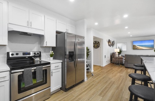Alamitos Beach Apartment | Walk to Shoreline Village BBQ Prime Location!