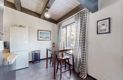 Alpine Meadows Condo | Walk to Ski Lift - Modern Top-Floor Mountain-View Getaway Near Scenic Trails
