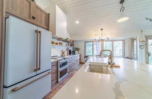 Mammoth Lakes Cabin | Walk to Ski, Modern, Rustic Mammoth Condo w/Mountain Views & Spa - #490